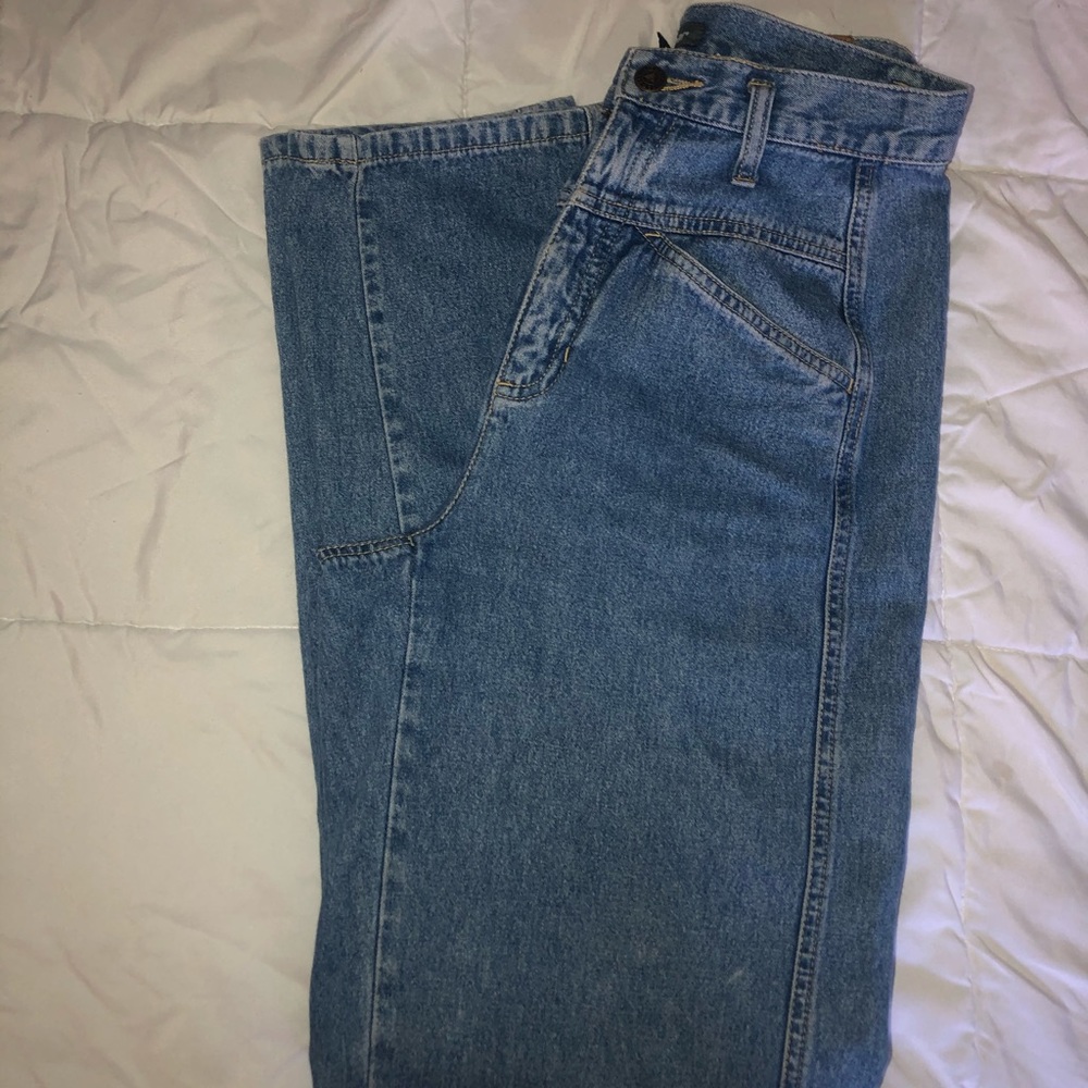 Vintage loose fitting mom jeans.